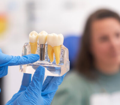 Czy wstawianie implantu zęba boli? Czy wstawianie implantu zęba boli?